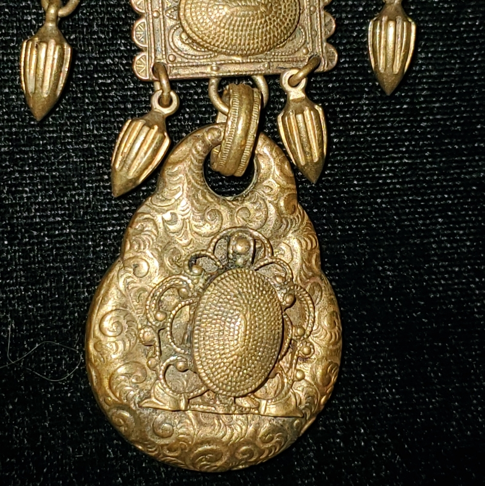 Vintage brass Etruscan Style hanging brooch - Picture 4 of 7